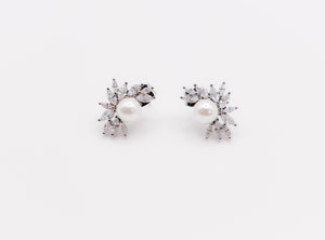 Le Réussi Earrings Silver Pearl Flower Earrings | Le Réussi