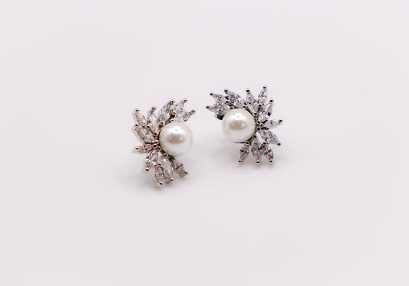Le Réussi Earrings Silver Pearl Flower Earrings | Le Réussi