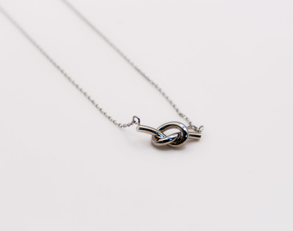 Le Réussi Necklace Silver Silver heart-shaped knot necklace | Le Réussi