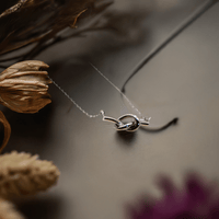 Le Réussi Necklace Silver Silver heart-shaped knot necklace | Le Réussi