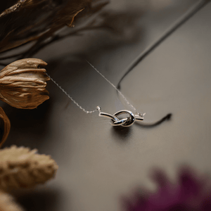 Le Réussi Necklace Silver Silver heart-shaped knot necklace | Le Réussi