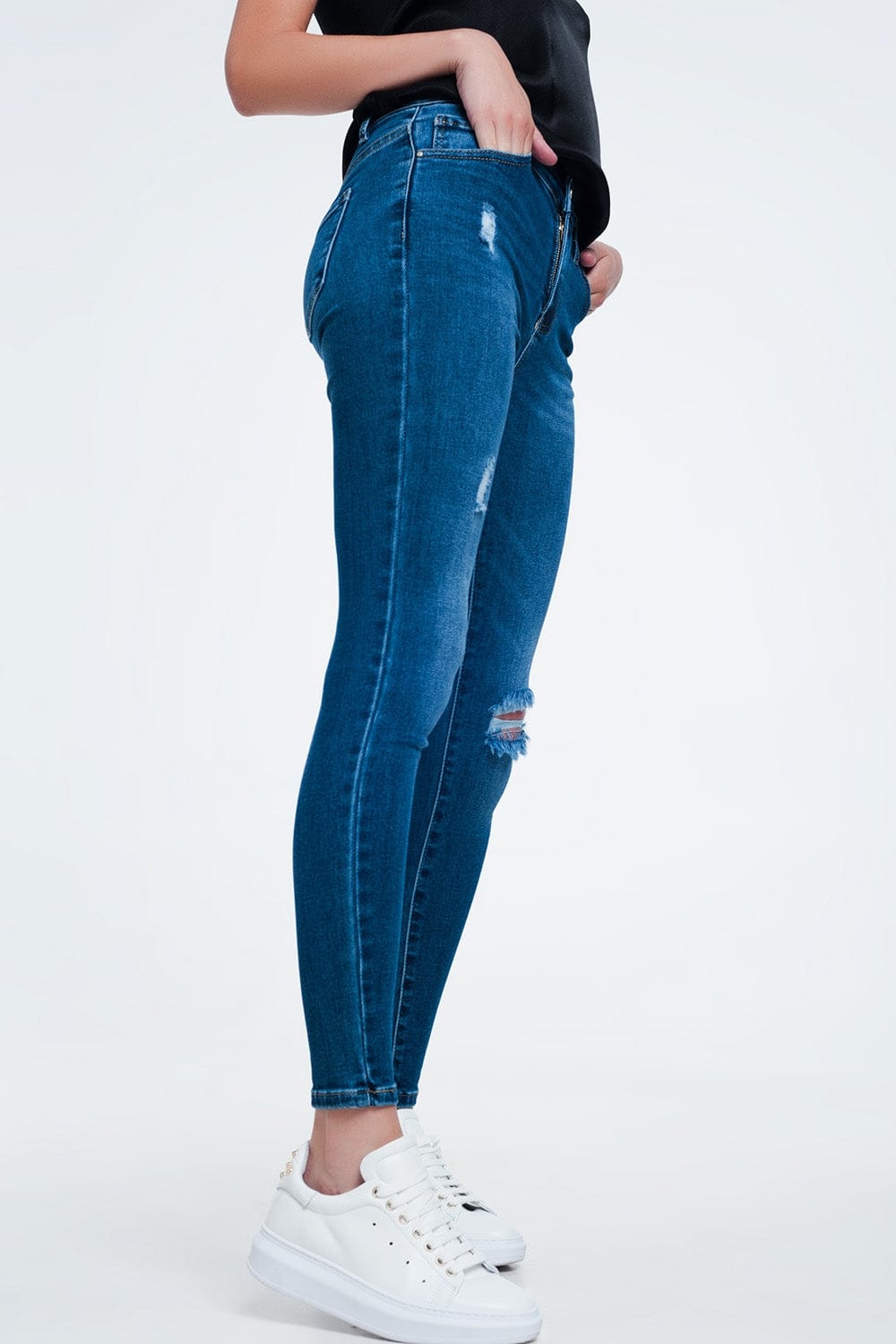 Q2 Jeans Distressed skinny fit jeans in mid wash