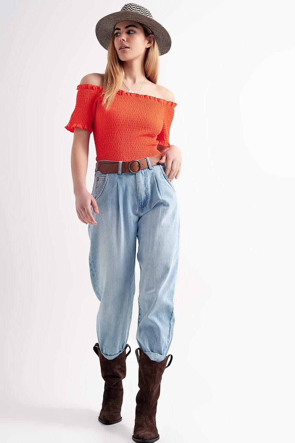 Q2 Jeans High rise relaxed jeans with pleat front in bleach wash