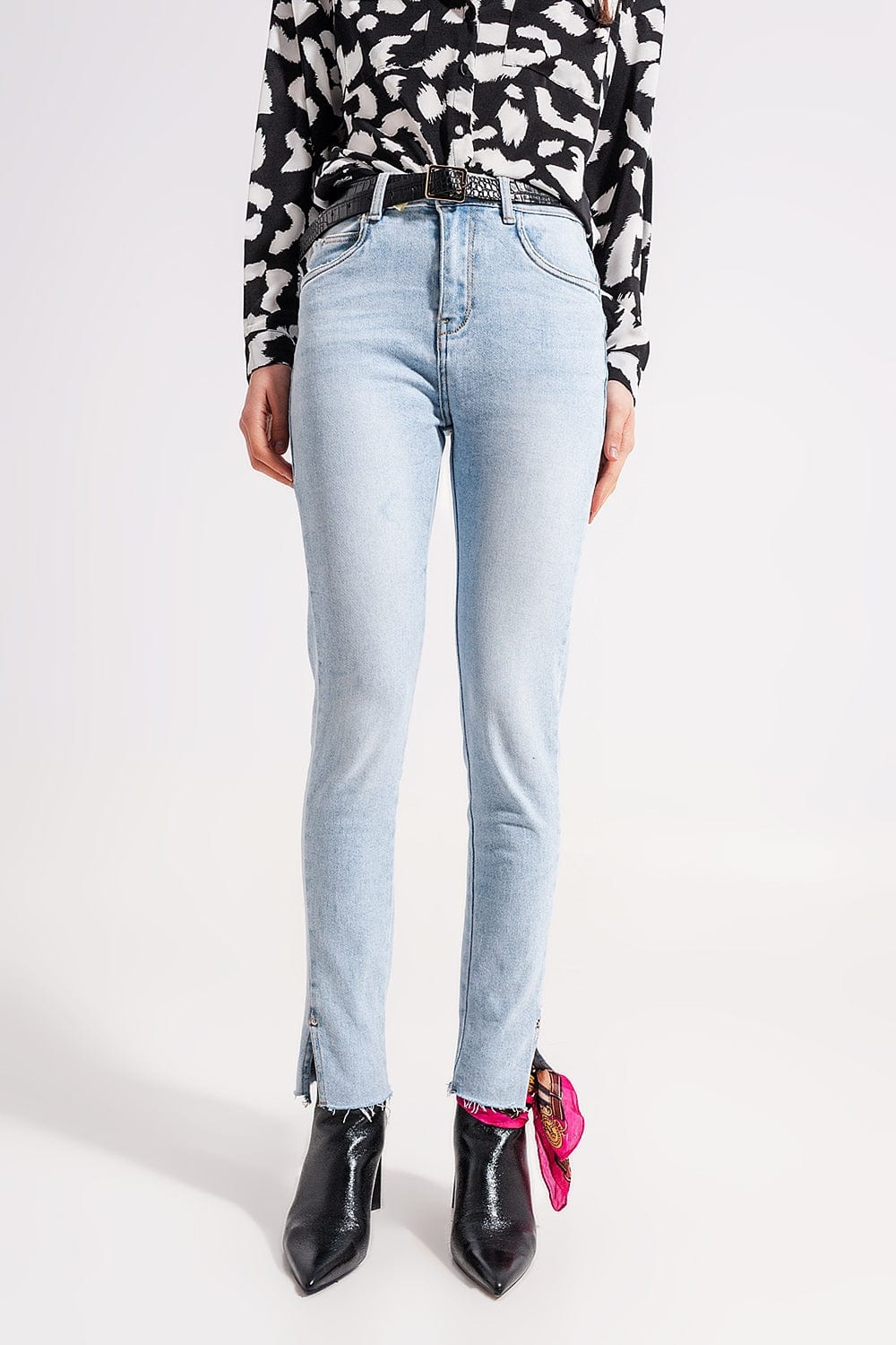 Q2 Jeans High waist jeans with slit hem in vintage wash