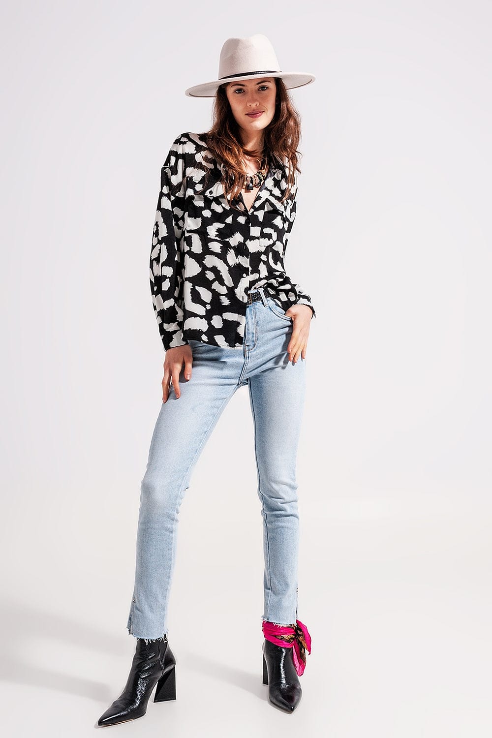 Q2 Jeans High waist jeans with slit hem in vintage wash