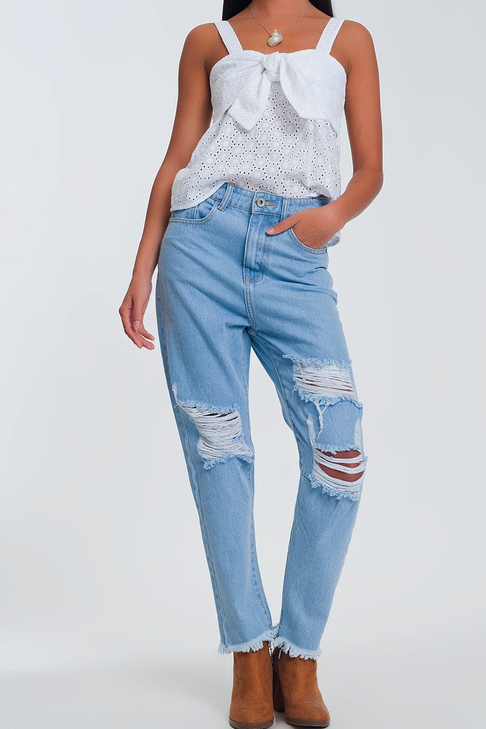Q2 Jeans High waist mom jeans with busted knees in light denim
