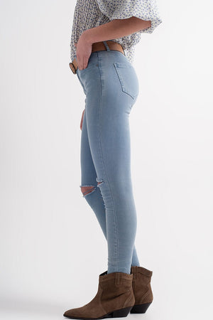 Q2 Jeans Jean with distressed knee in blue