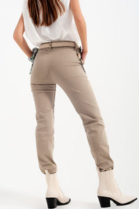 Q2 Pants Cuffed utility pants with chain in beige