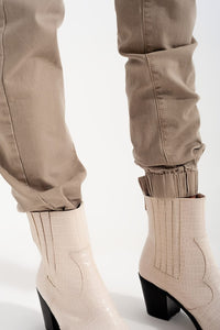 Q2 Pants Cuffed utility pants with chain in beige