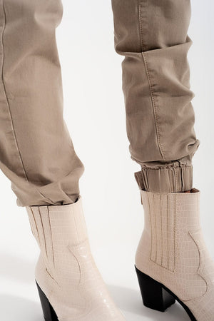 Q2 Pants Cuffed utility pants with chain in beige