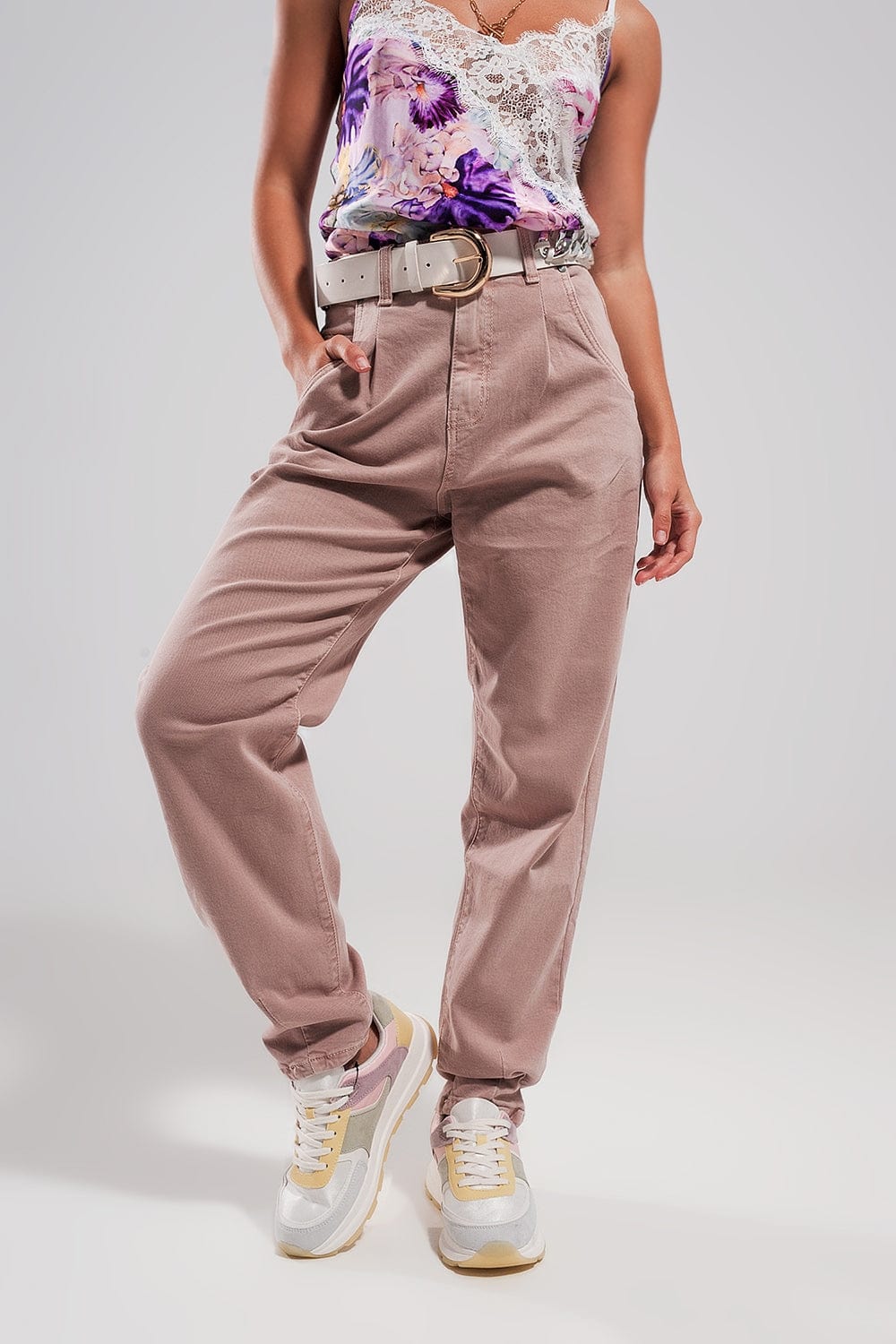 Q2 Pants High rise jeans with pleat front in pink