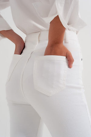 Q2 Pants Slim jeans with asymmetric button in cream