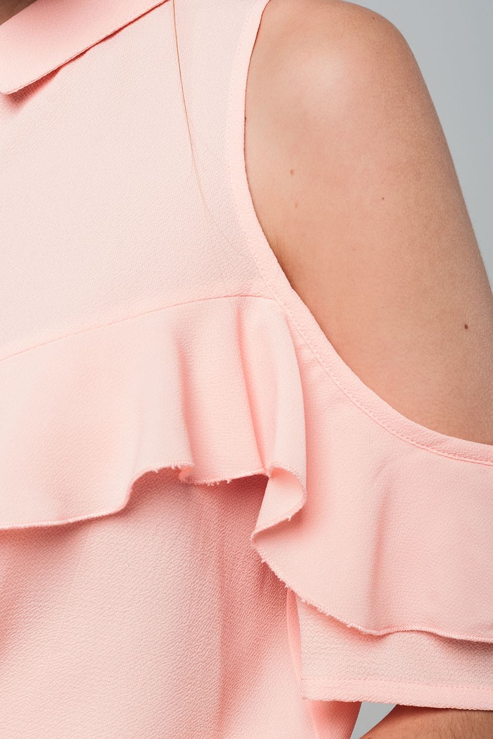 Q2 Shirts Cold shoulder ruffled shirt in pink