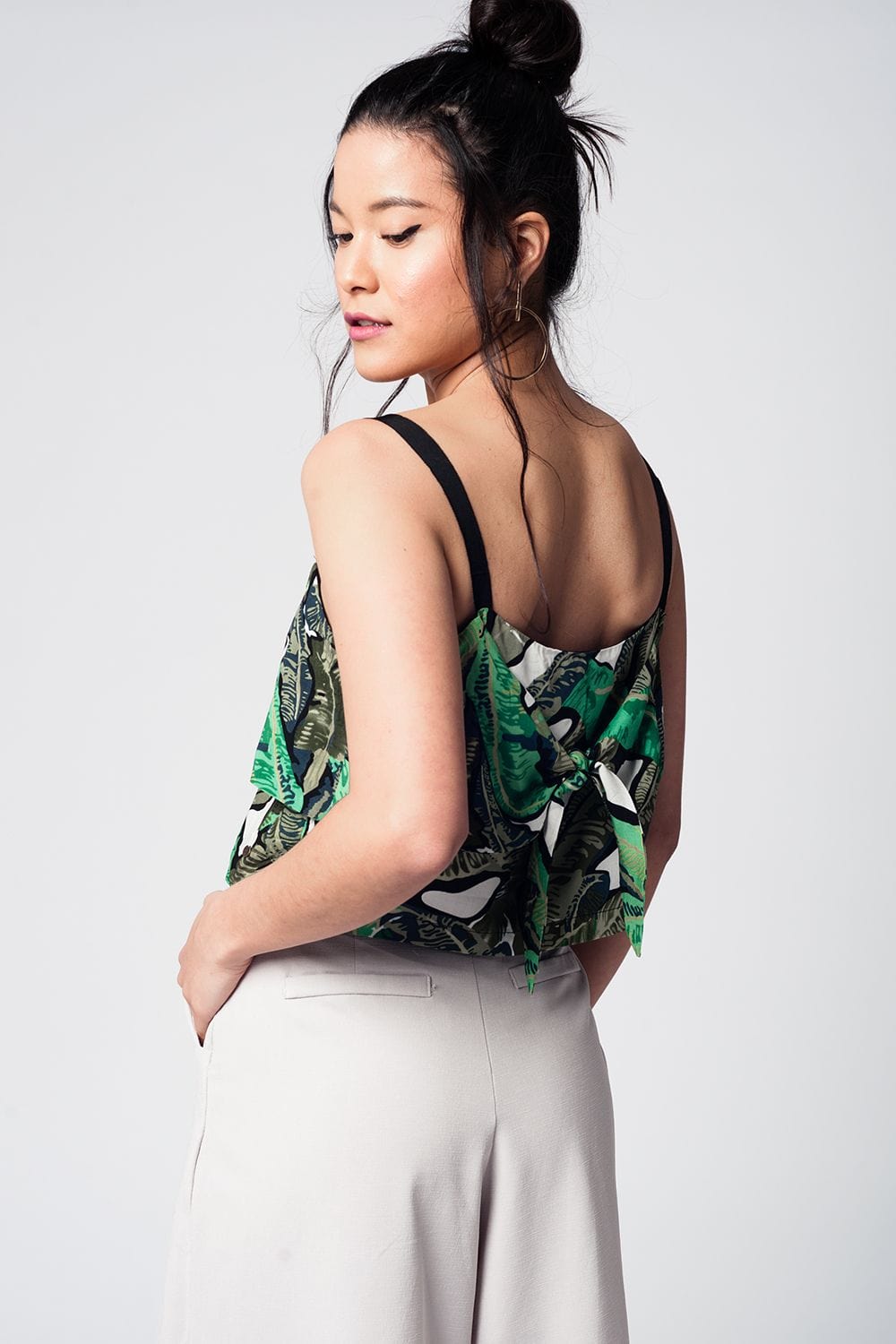 Q2 Shirts Green crop top with leaves print