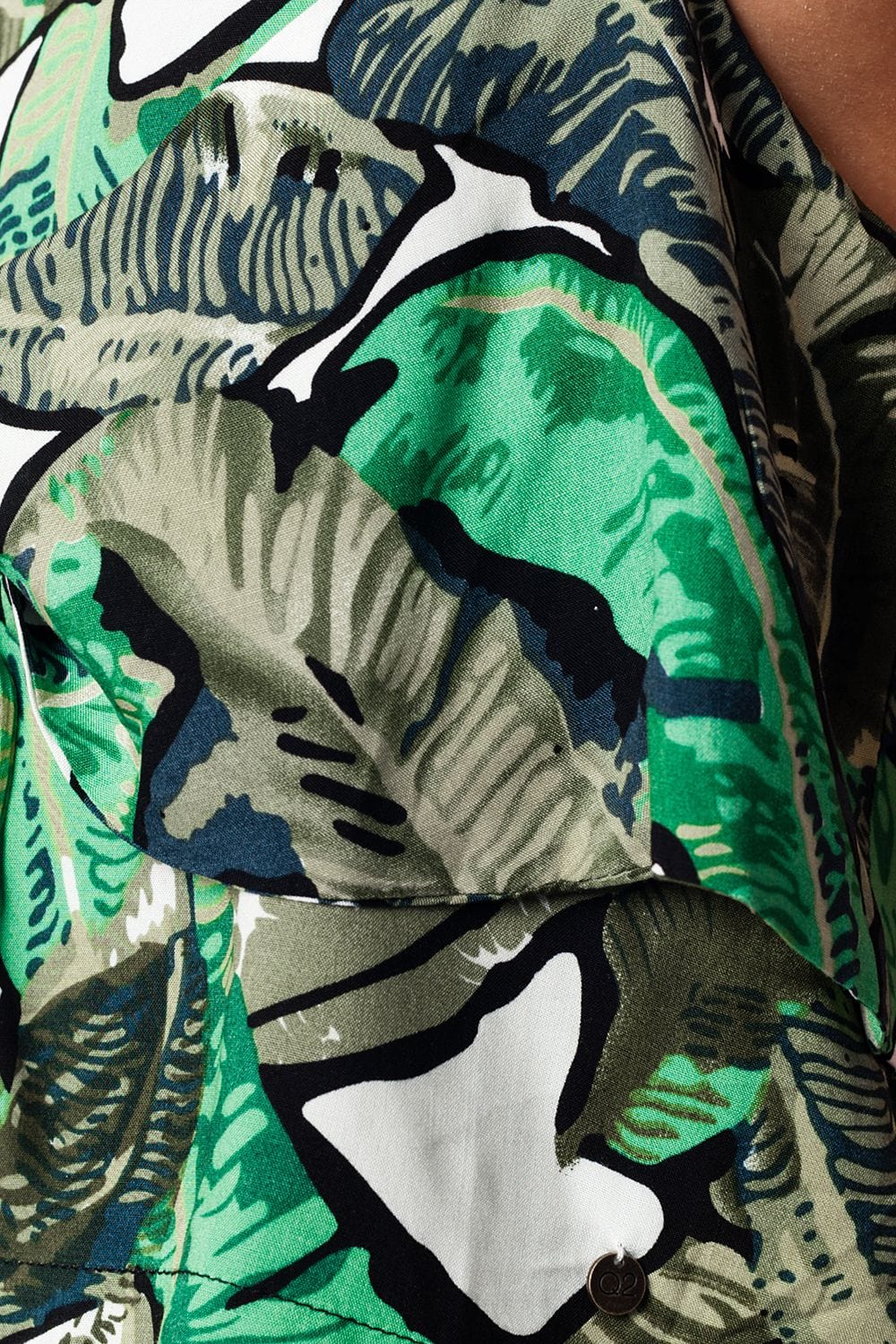 Q2 Shirts Green crop top with leaves print