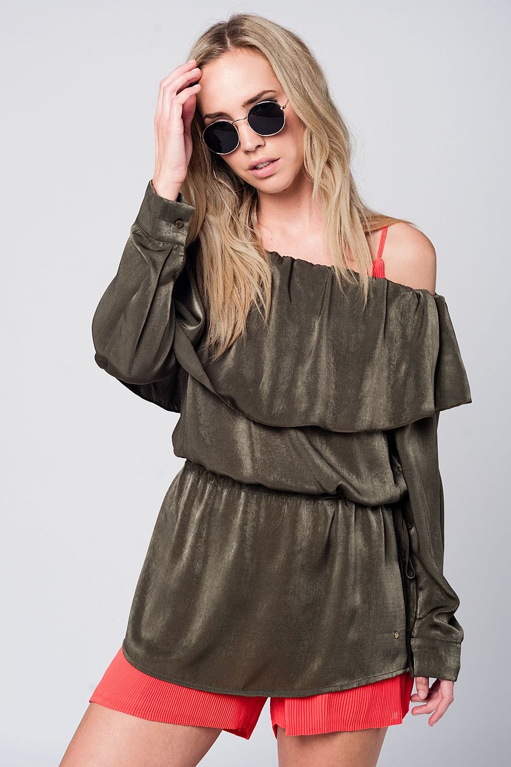 Q2 Soft green blouse with drawstring Soft green blouse with drawstring