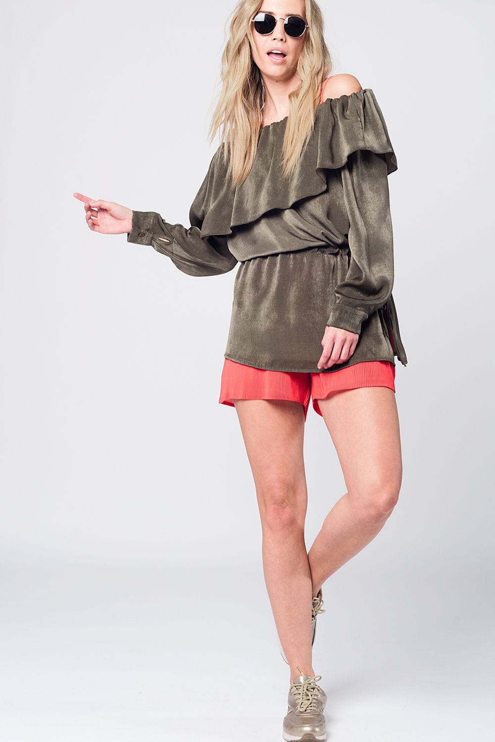 Q2 Soft green blouse with drawstring Soft green blouse with drawstring