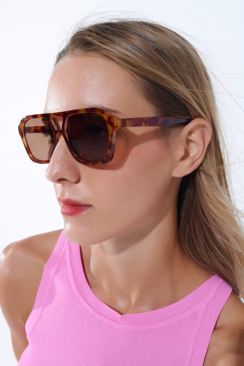 Q2 Sunglasses One Size / Brown Retro Style Sunglasses With Camel Tortoise Shell Frames And Black Lenses