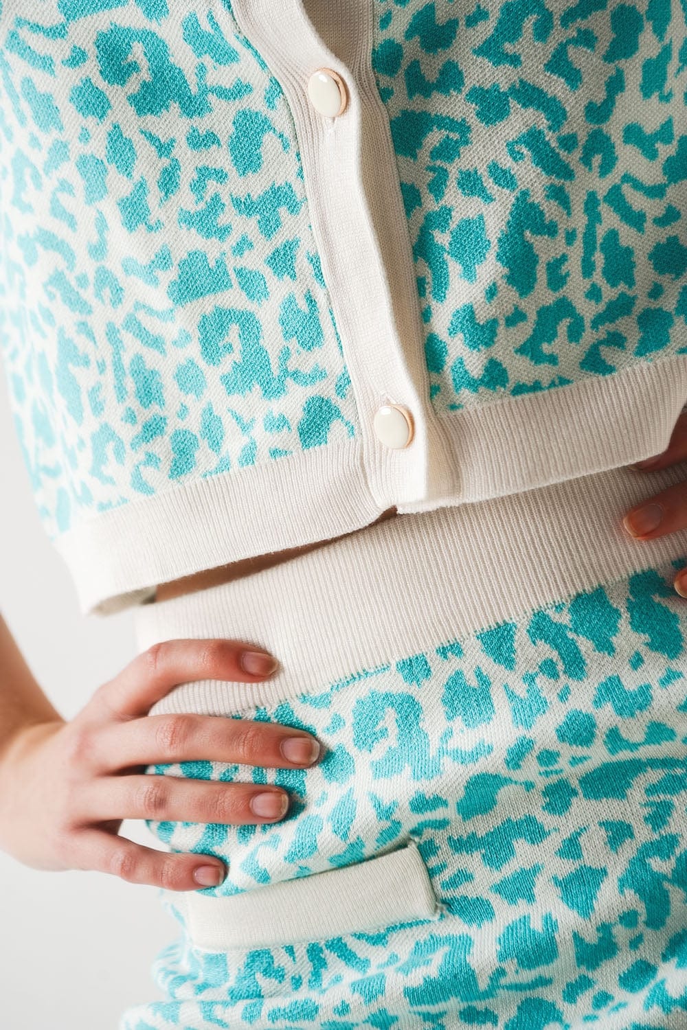 Q2 Sweaters Lightweight knitted cardigan in turquoise animal print