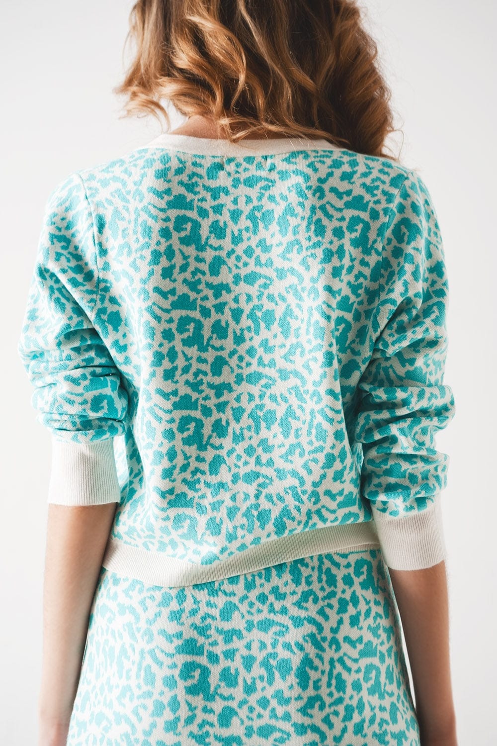 Q2 Sweaters Lightweight knitted cardigan in turquoise animal print