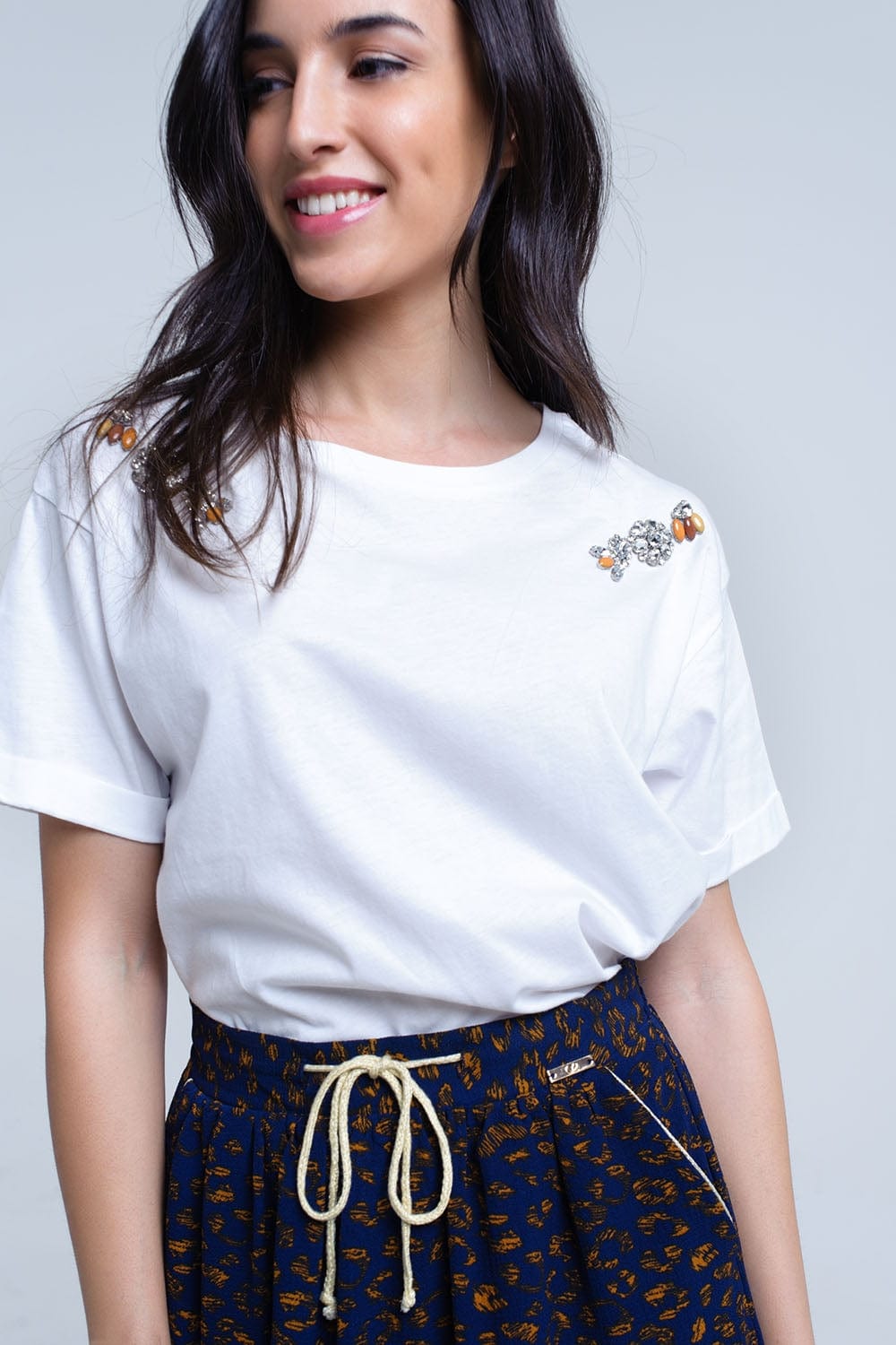 Q2 Tops White t-shirt with crystal