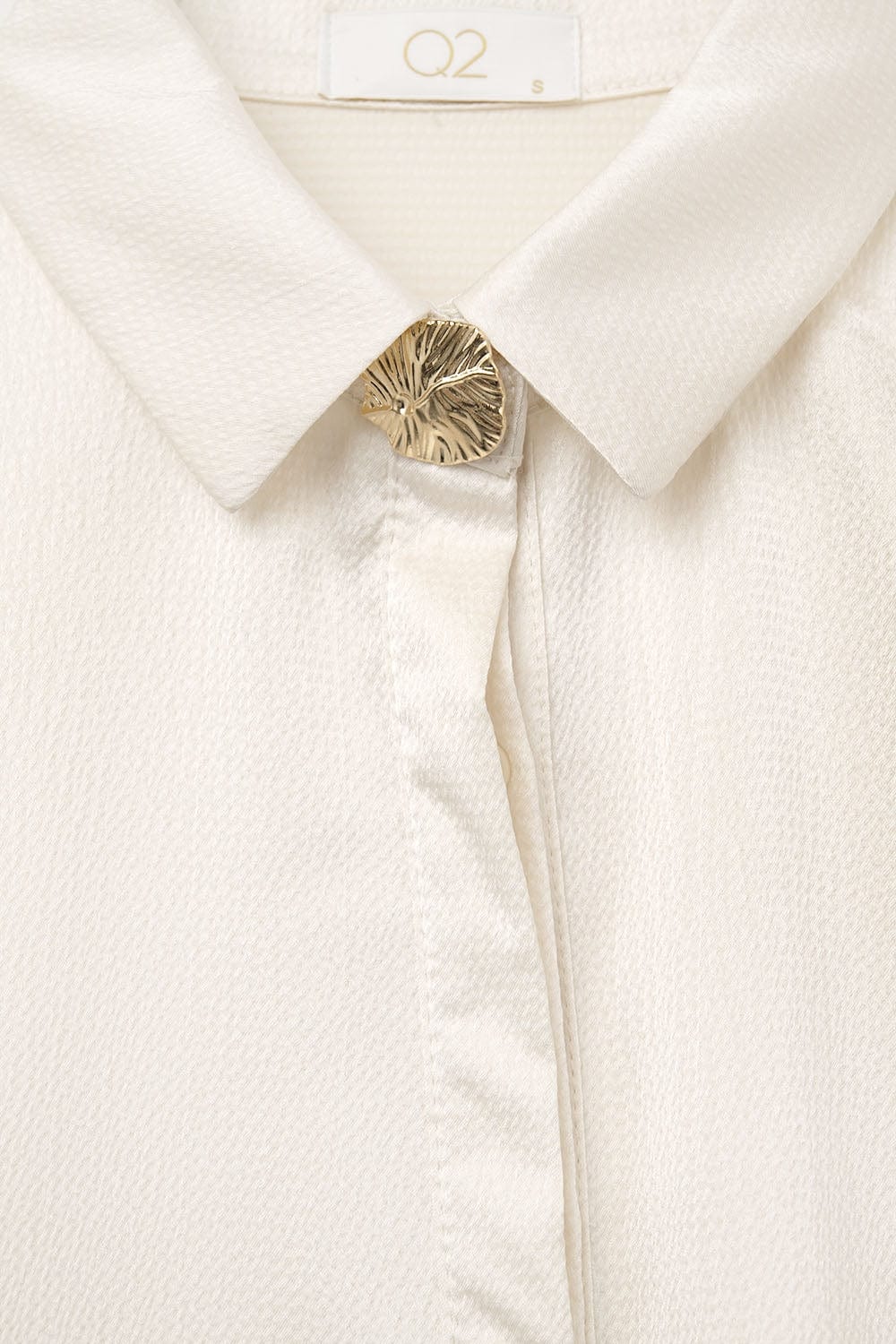 Q2 Women's Blouse Cream Cropped Textured Satin Shirt