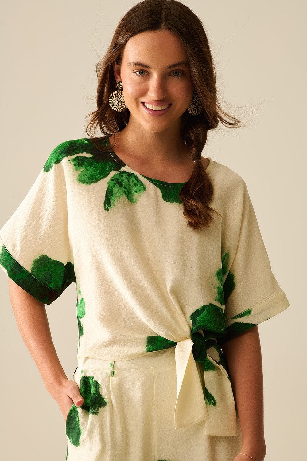 Q2 Women's Blouse Cropped Blouse With Floral Print In Green Tied At The Waist