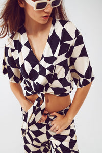 Q2 Women's Blouse Cropped Shirt With Knot In Bauhaus Abstract Black And White Print