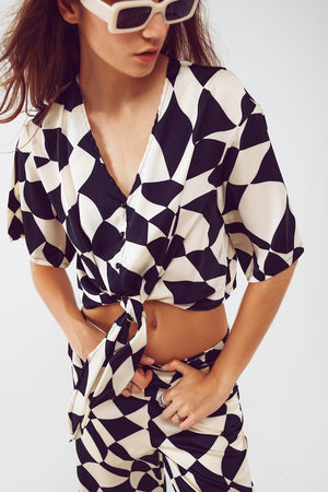 Q2 Women's Blouse Cropped Shirt With Knot In Bauhaus Abstract Black And White Print