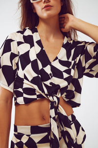 Q2 Women's Blouse Cropped Shirt With Knot In Bauhaus Abstract Black And White Print