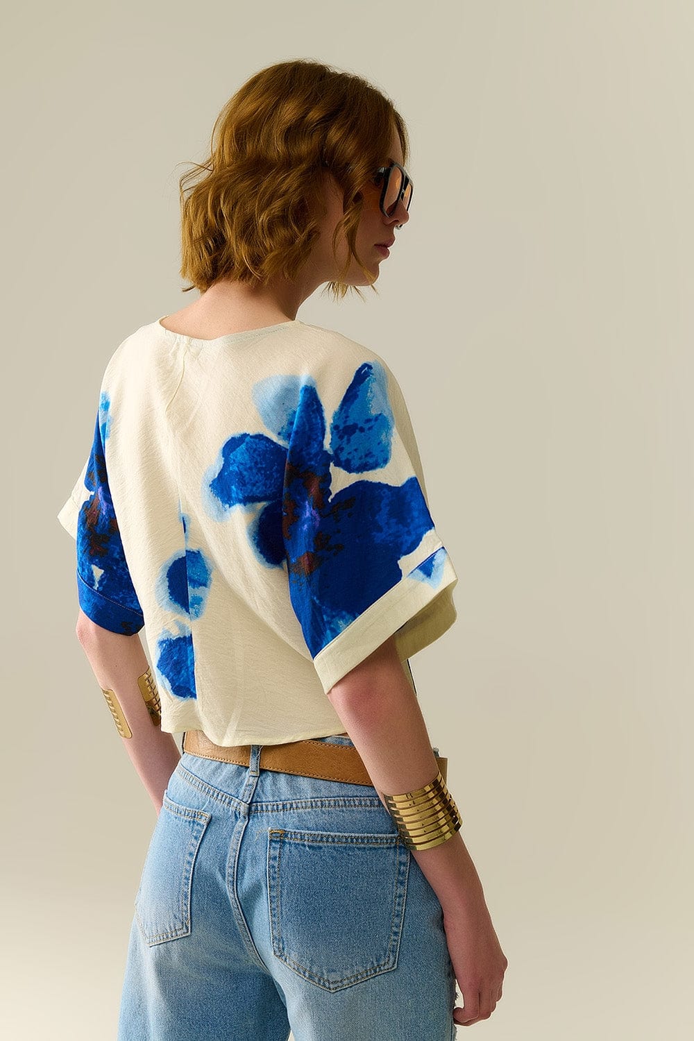 Q2 Women's Blouse Cropped White Blouse With Tropical Floral Print In Blue