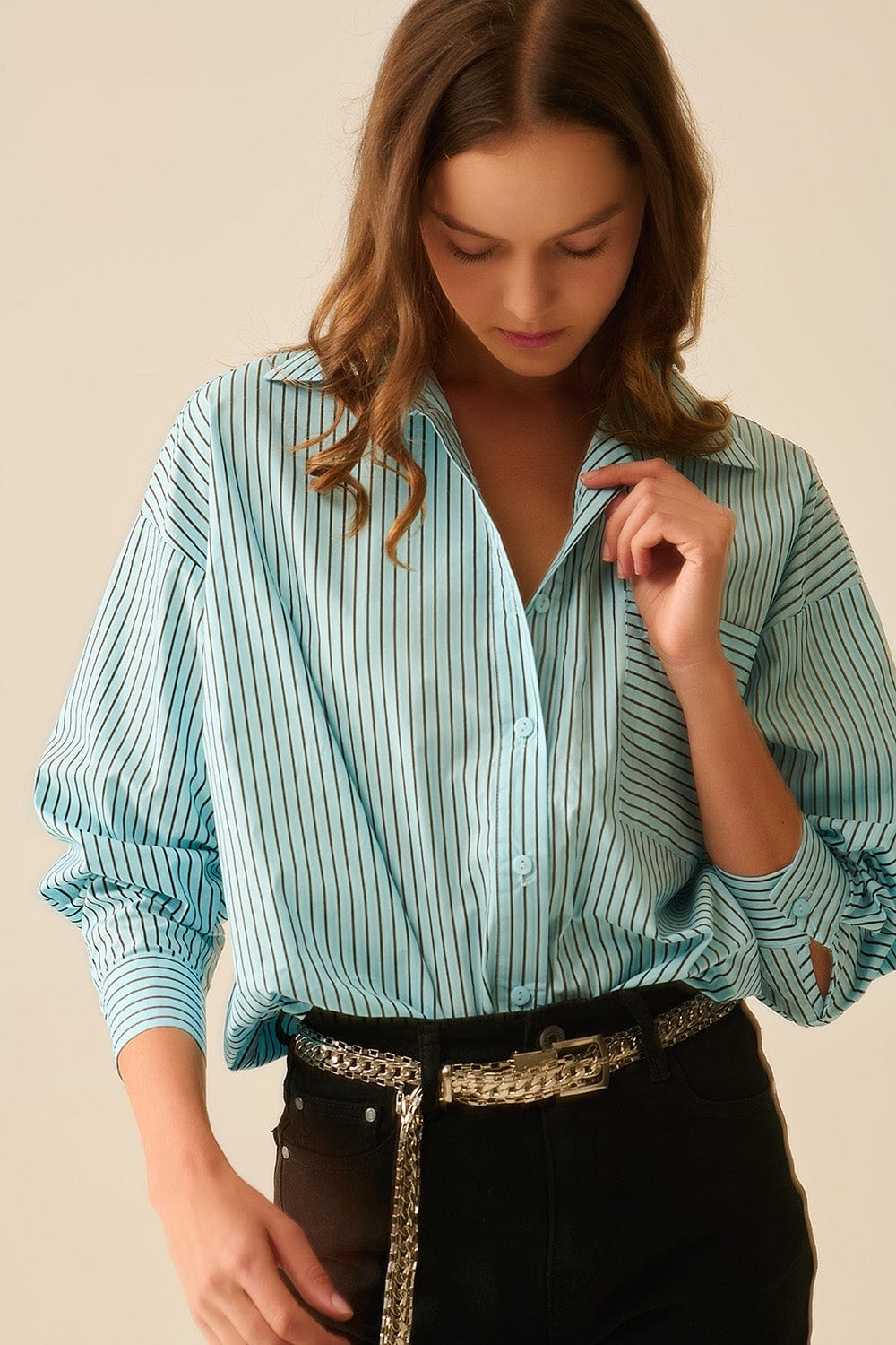 Q2 Women's Blouse High-Low Oversized Striped Shirt With Chest Pocket In Black And Blue