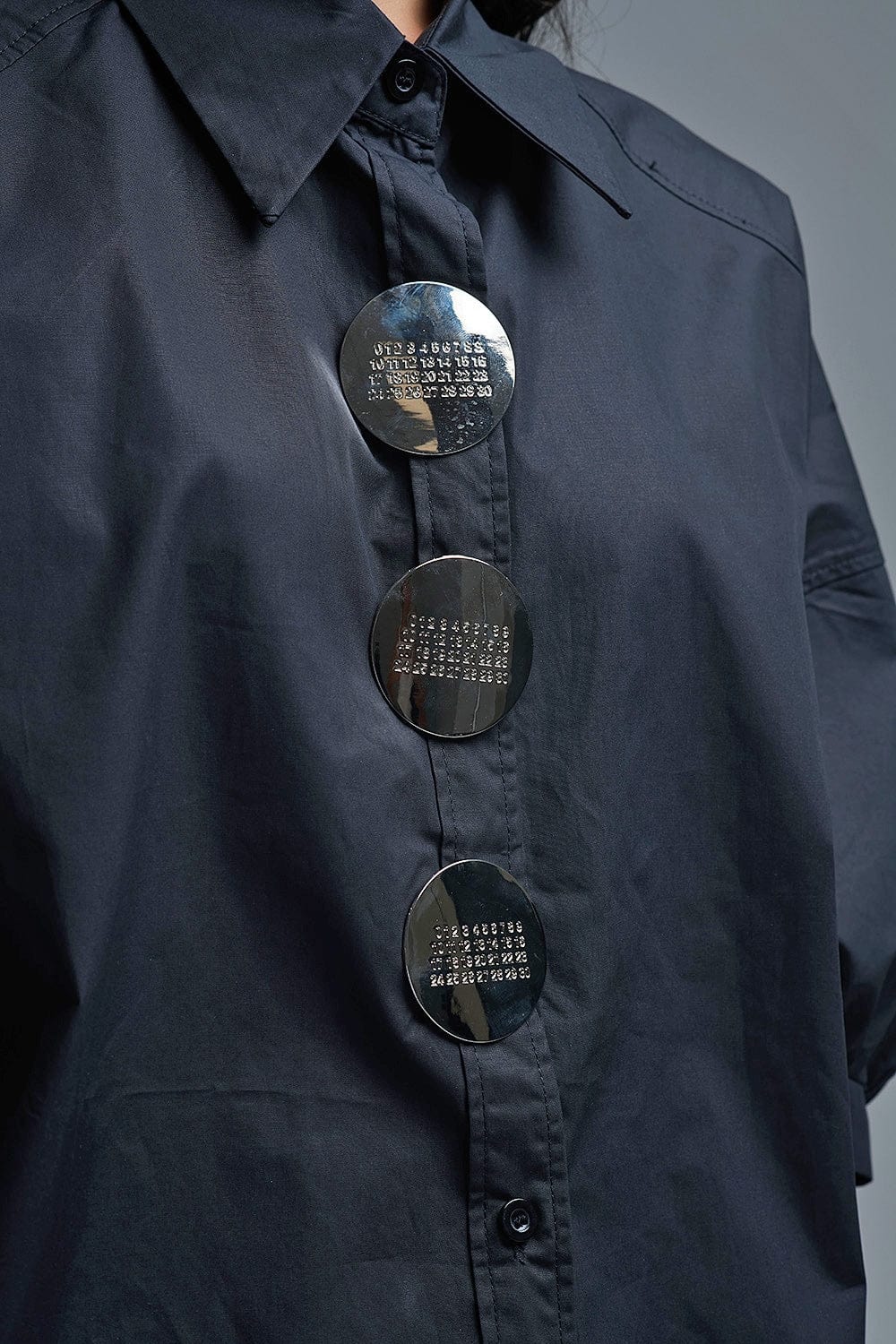 Q2 Women's Blouse One Size / Black Relaxed 3/4 Sleeve Poplin Shirt With Button Detail In Black