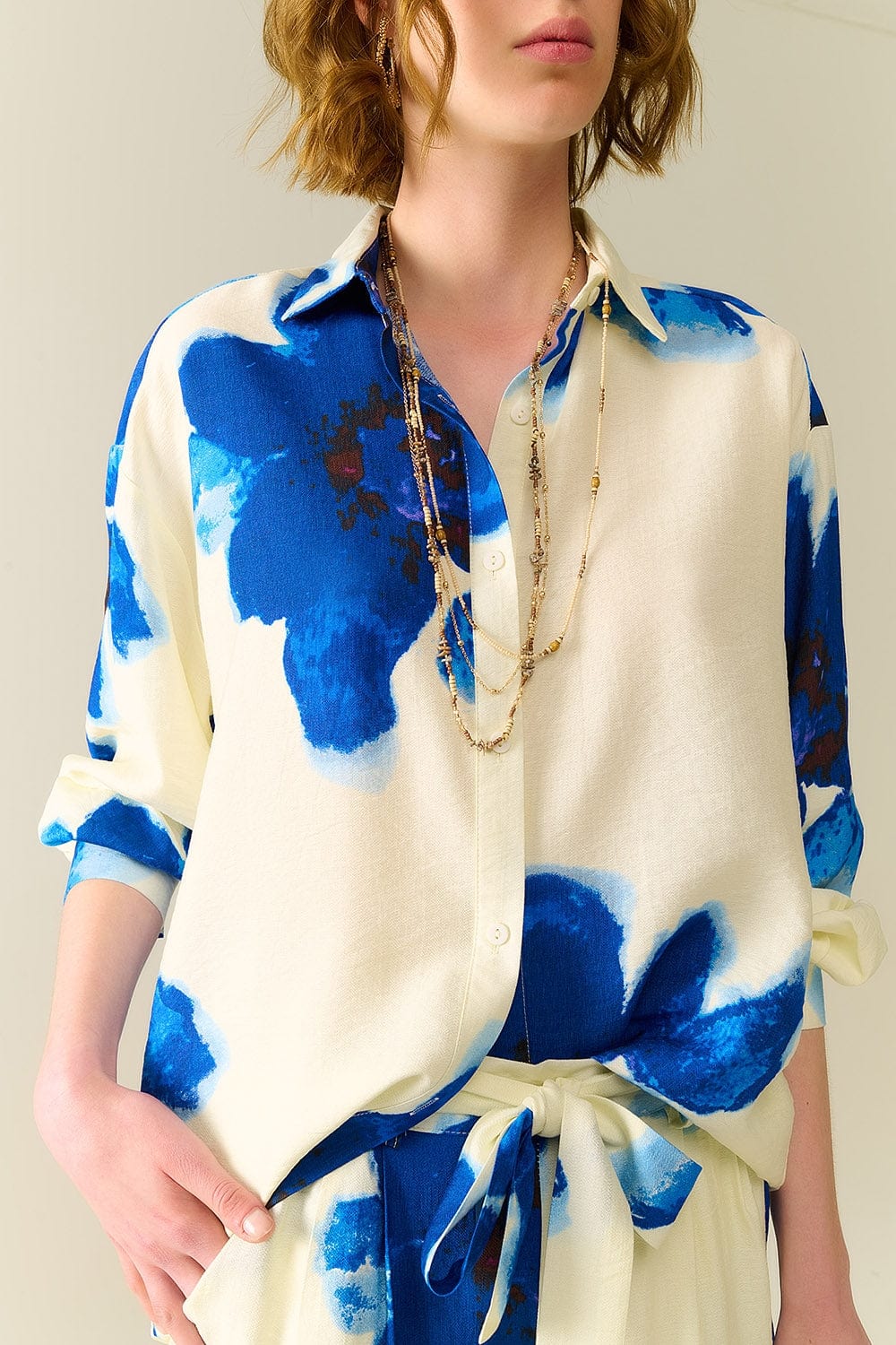 Q2 Women's Blouse Relaxed Shirt In White With Blue Tropical Flower Print