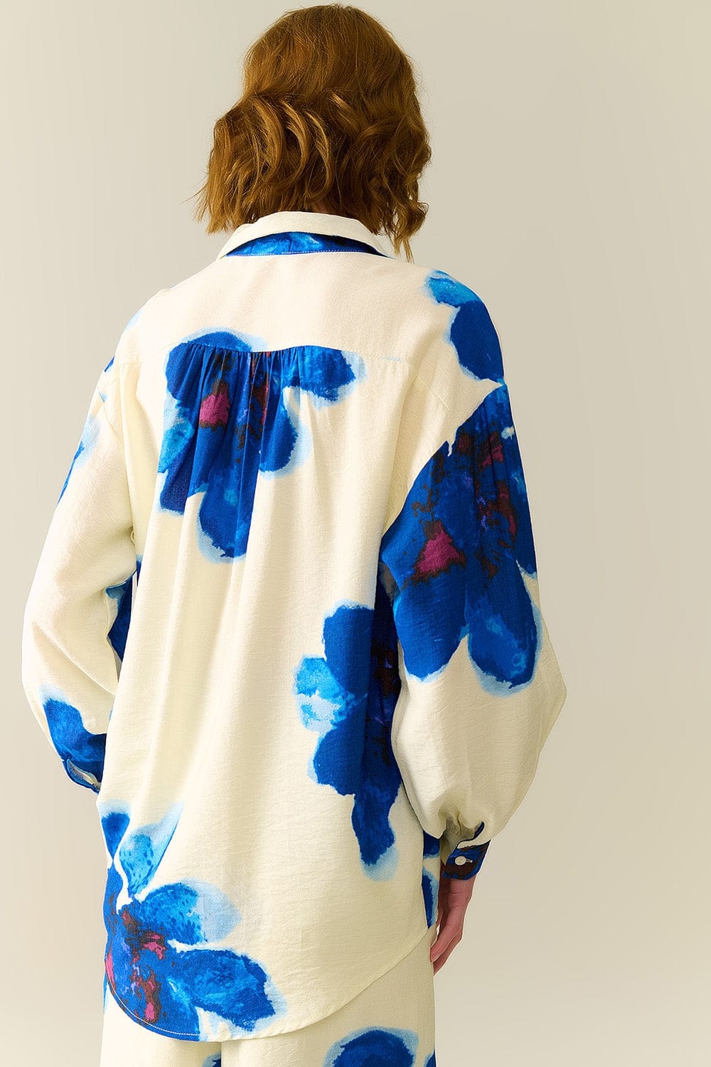 Q2 Women's Blouse Relaxed Shirt In White With Blue Tropical Flower Print