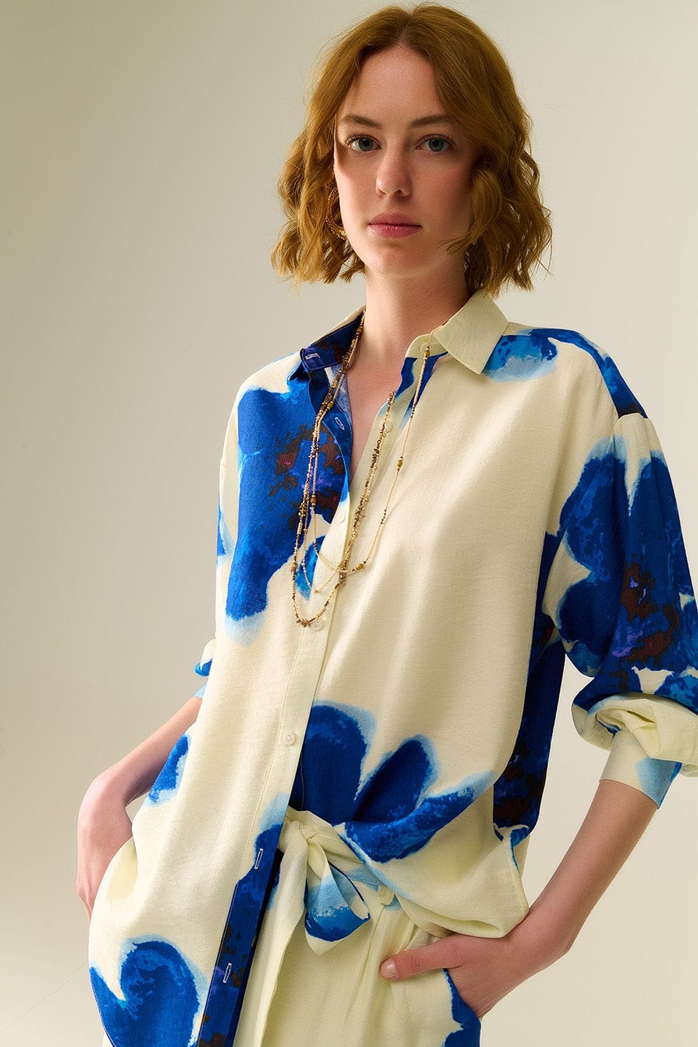 Q2 Women's Blouse Relaxed Shirt In White With Blue Tropical Flower Print