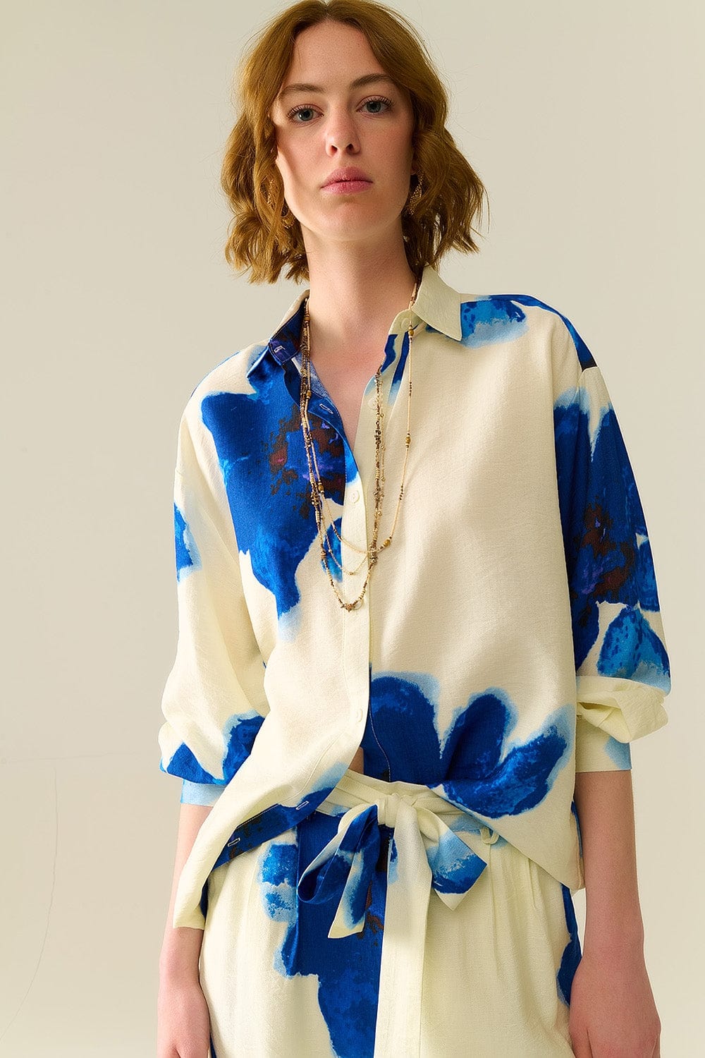 Q2 Women's Blouse Relaxed Shirt In White With Blue Tropical Flower Print