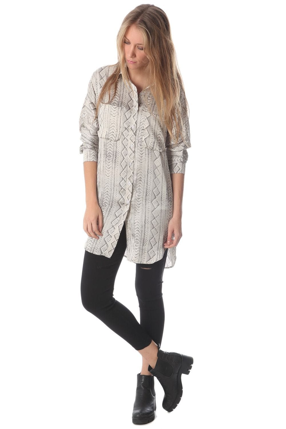 Q2 Women's Blouse Satin longline shirt in grey abstract print