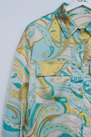 Q2 Women's Blouse Shirt in Abstract Green Print