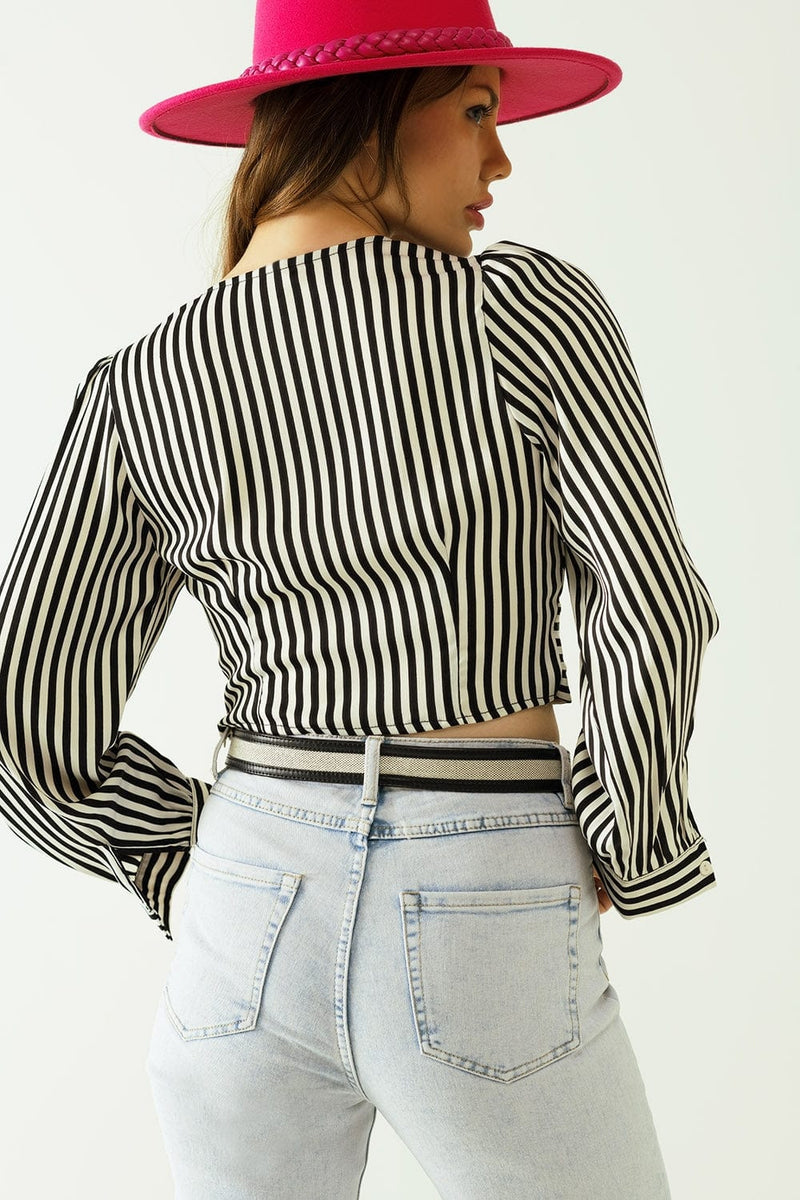 Q2 Women's Blouse Striped Crop Top With V-Neckline And Twisted Front In Black And White.