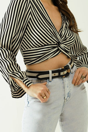 Q2 Women's Blouse Striped Crop Top With V-Neckline And Twisted Front In Black And White.