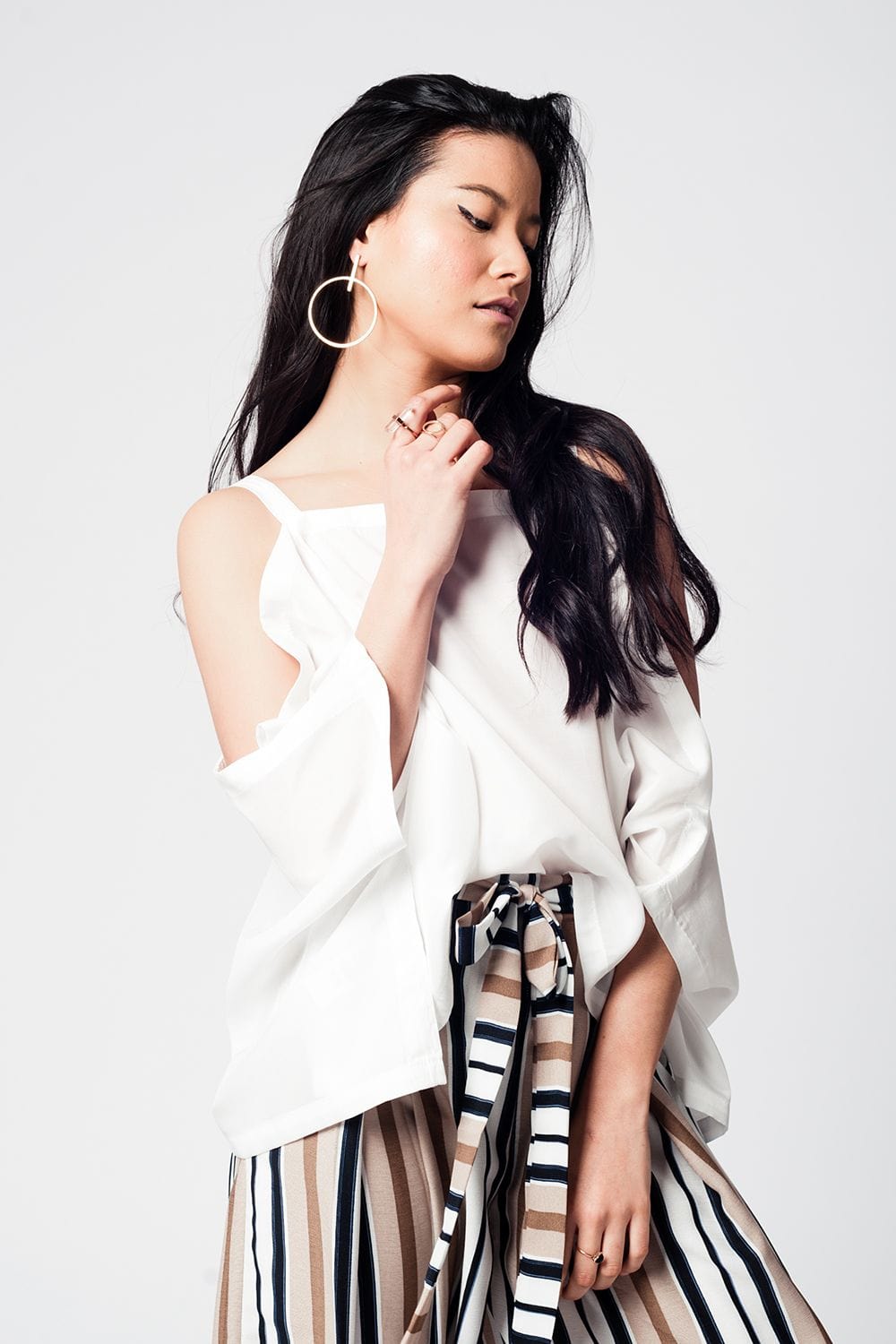 Q2 Women's Blouse White cold shoulders top