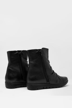 Q2 Women's Boots Low Black Boots with Zipper and Round Nose