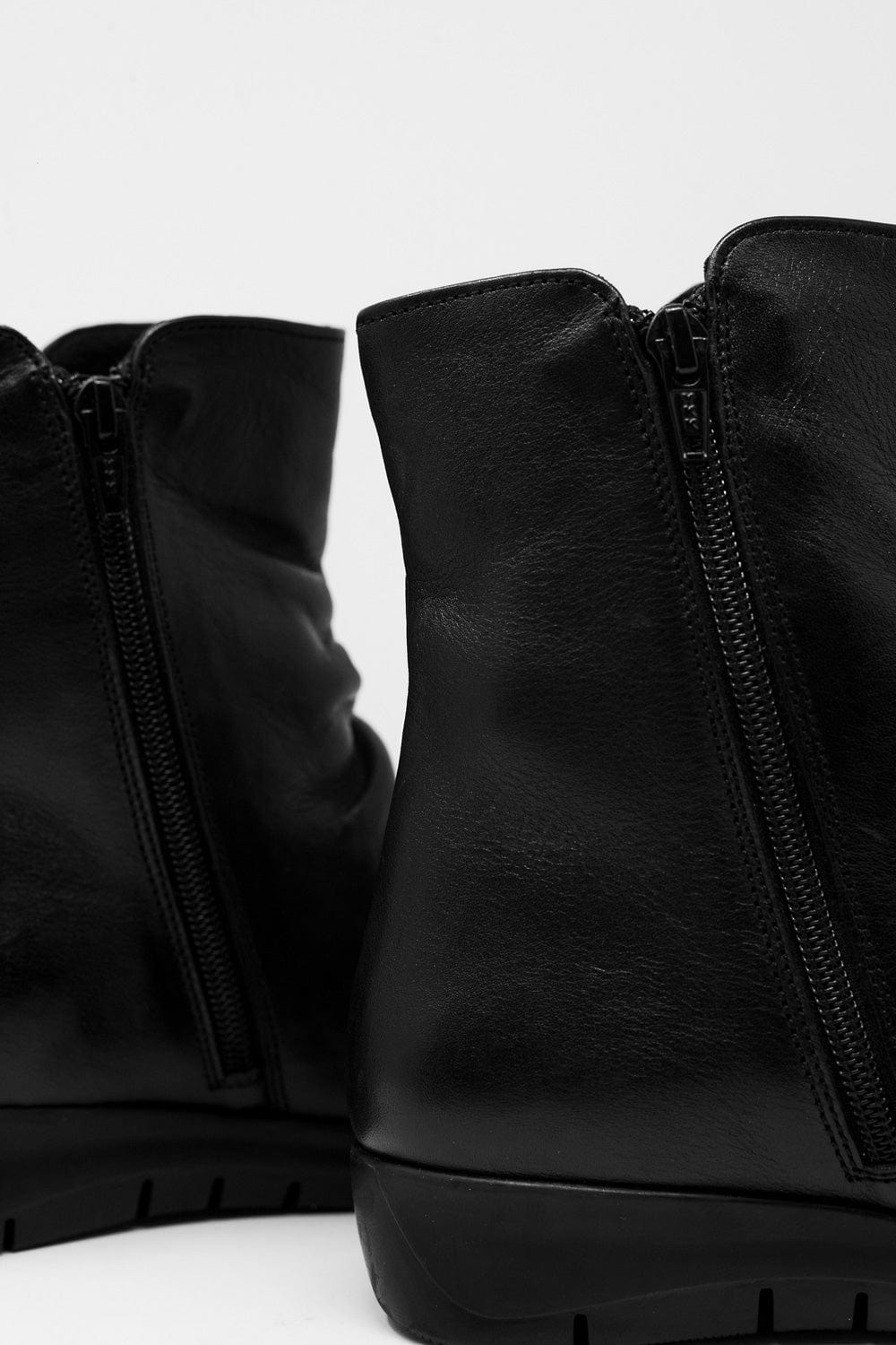 Q2 Women's Boots Low Black Boots with Zipper and Round Nose