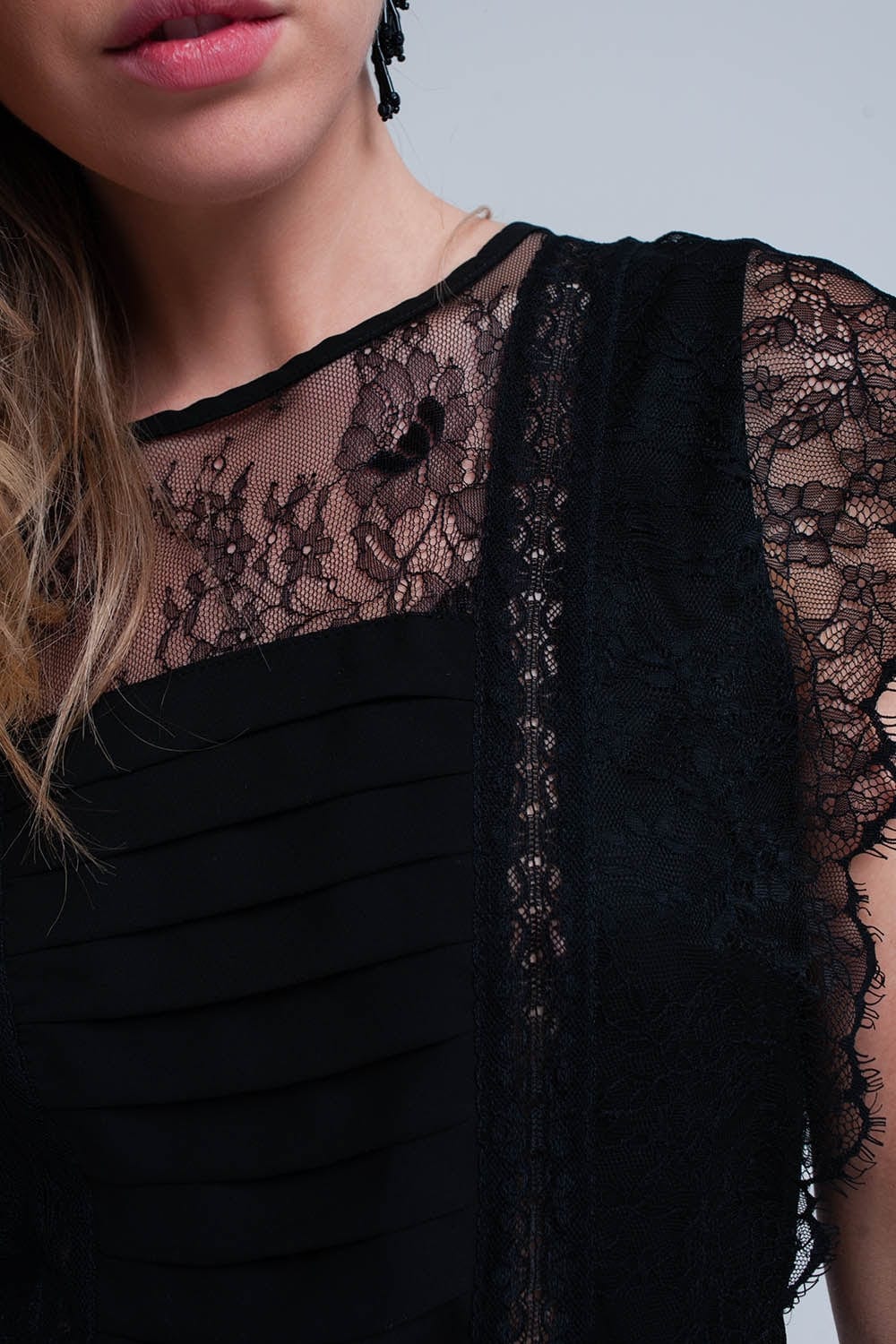 Q2 Women's Dress Black midi dress with lace