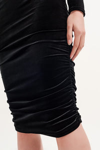 Q2 Women's Dress Long Sleeve Velvet Midi Dress in Black