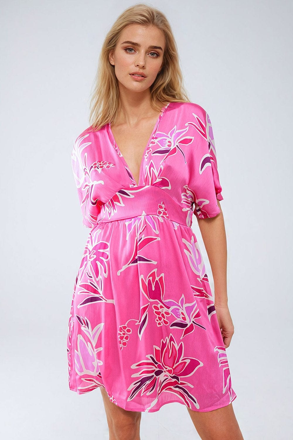 Q2 Women's Dress Pink Short Dress With Flower Print And V-Neckline