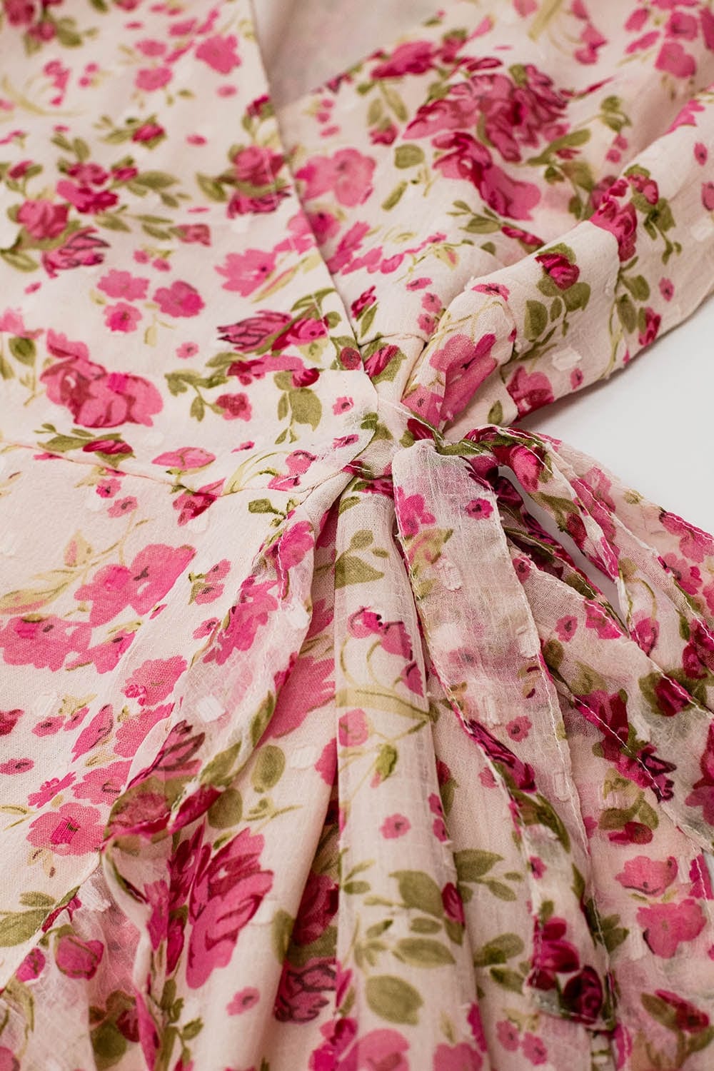 Q2 Women's Dress Plumetti Short Wrap Dress In Pink Floral Print