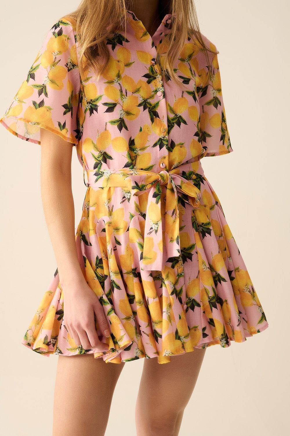 Q2 Women's Dress Romantic Dress With Waistband And Lemon Print And Short Sleeves In Pink