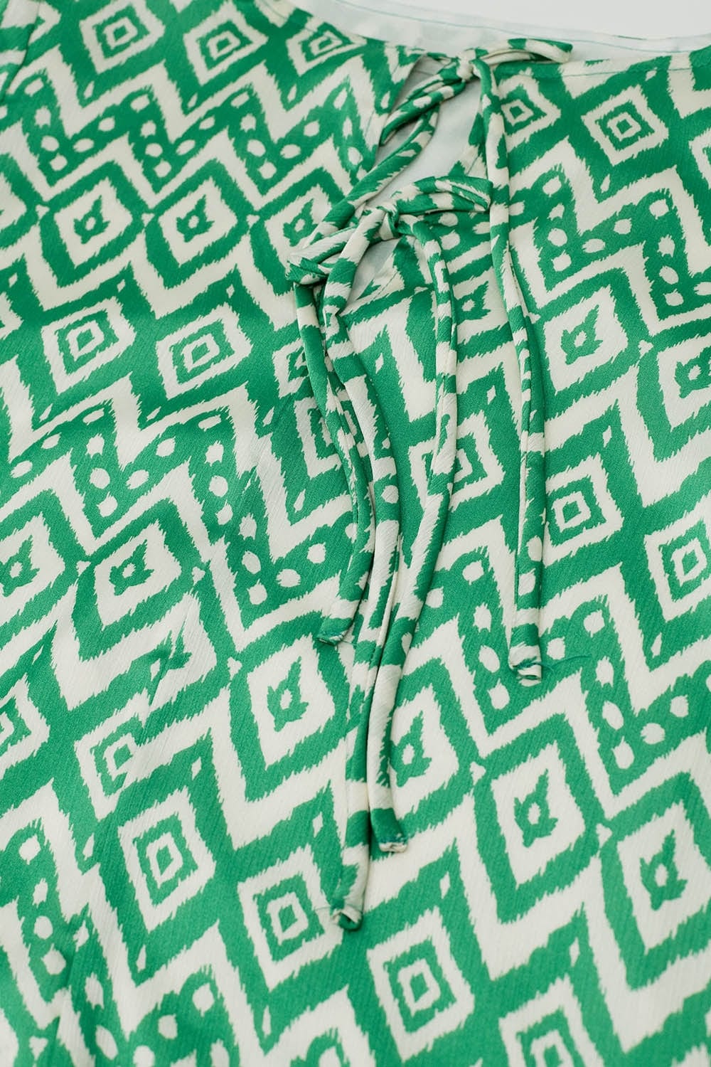 Q2 Women's Dress Short Dress With Tie At The Front Details In Ethnic Green Print